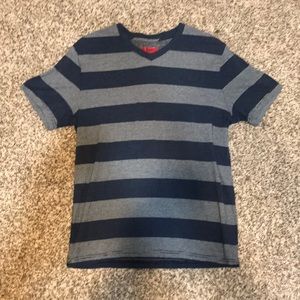 Men’s shirt sleeve v neck shirt